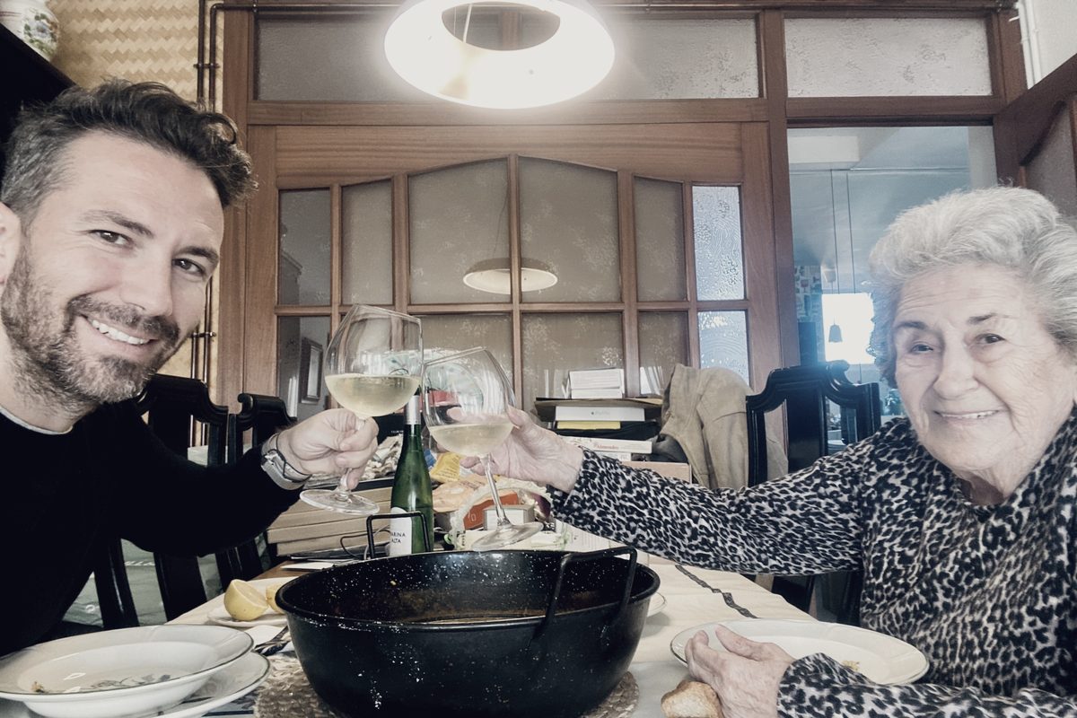 Julio con su abuela